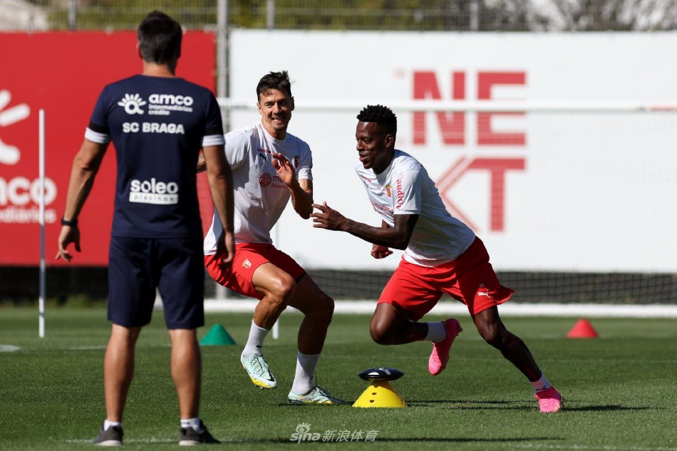 家年轻的俱 家年轻的俱